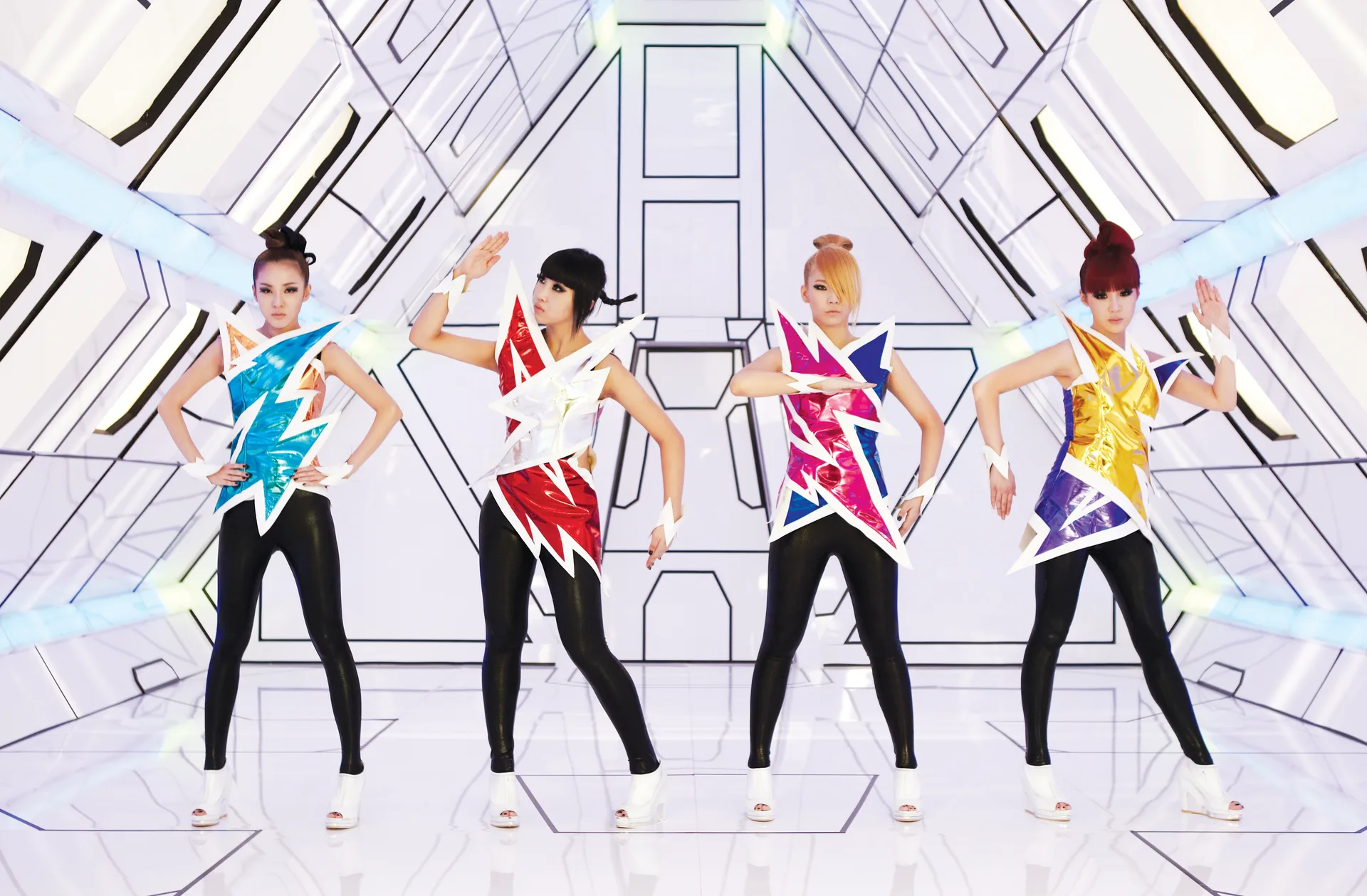 Dara, Minzy, CL and Bom posing together in August 2010