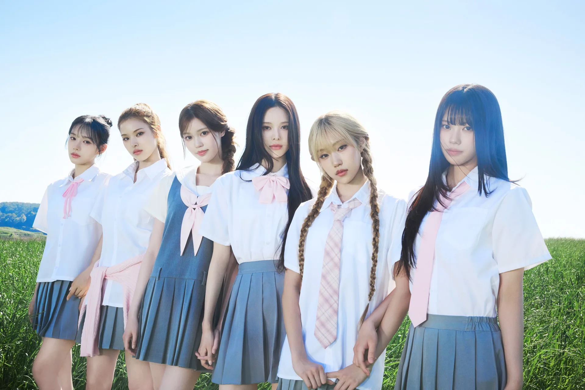 The six members of izna in the main visual of their official Japanese website (August 2026)
