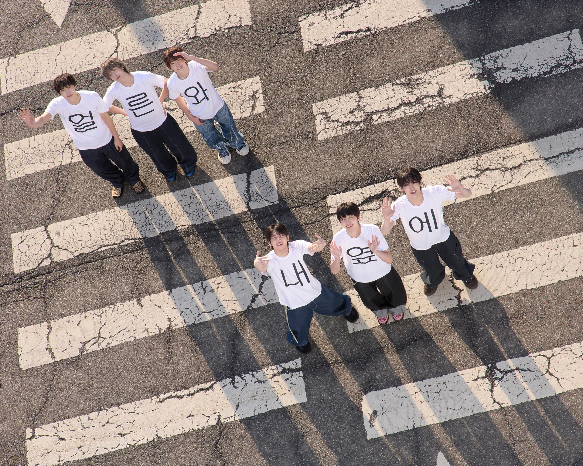 KickFlip in an official group photograph with six active members during Amaru’s hiatus