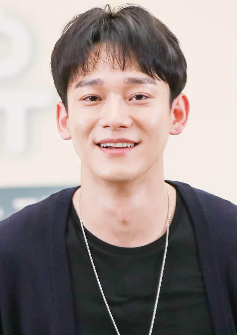 Chen singing at a busking event in Seoul in August 2019