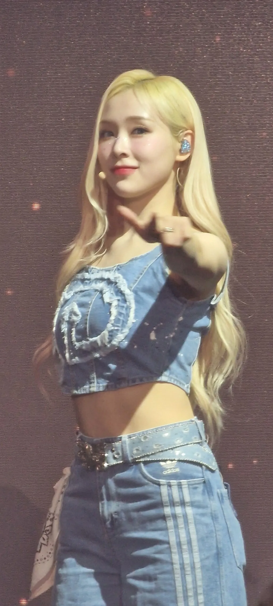 Gahyun performing with Dreamcatcher