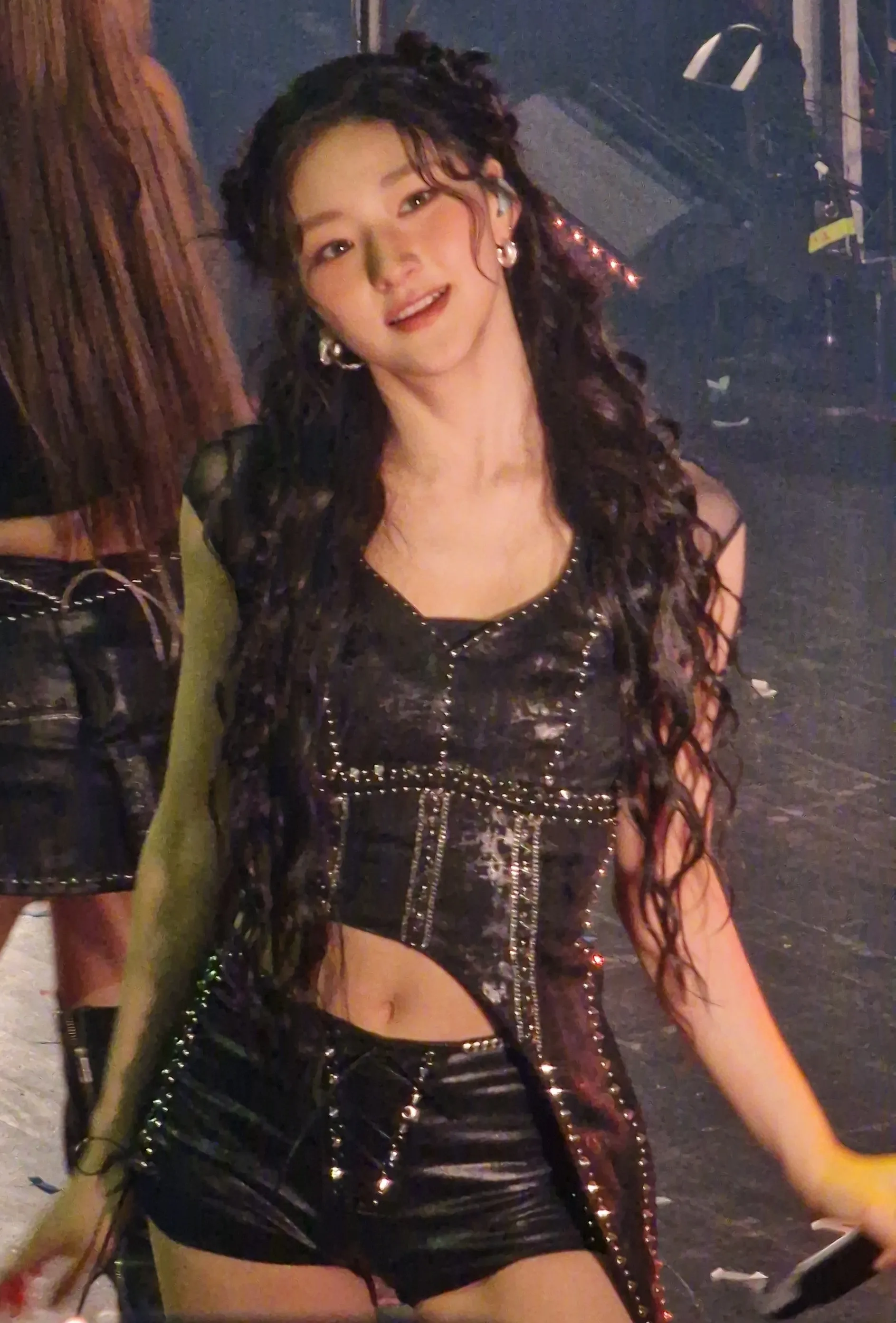 Haneul of Kiss of Life smiling on stage in Utrecht, February 2025