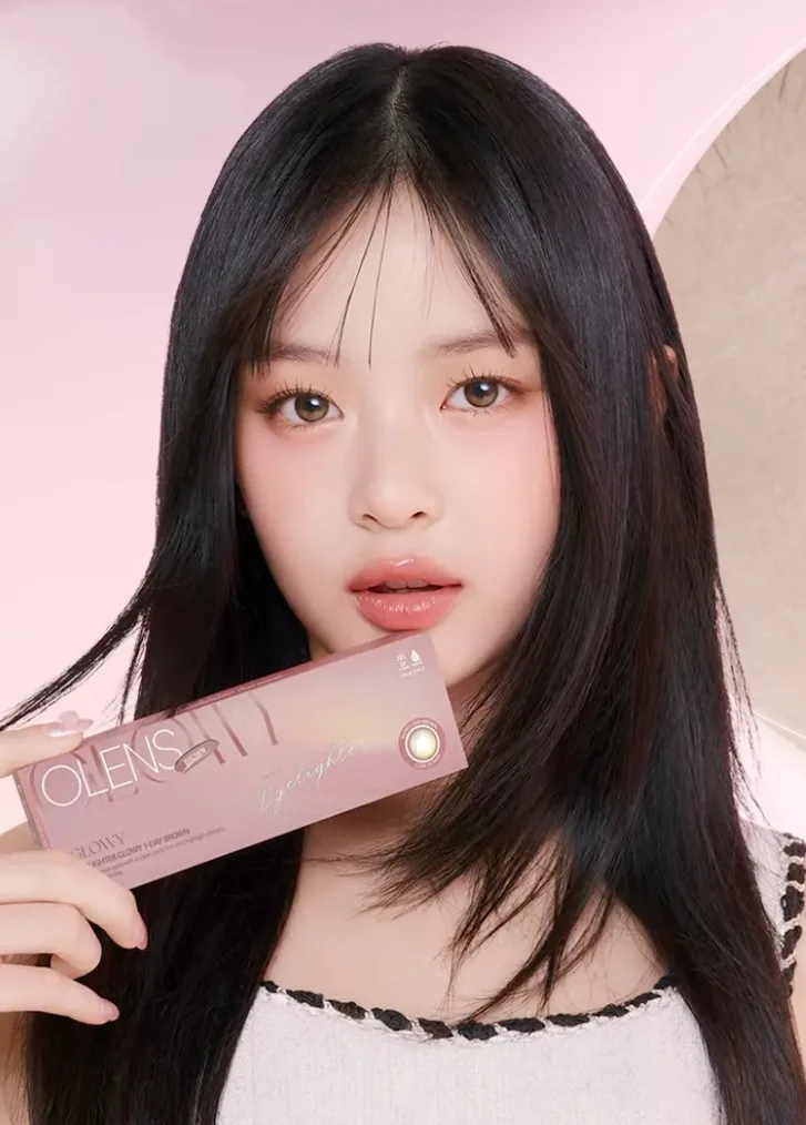 Hanni of NewJeans in an Olens advertisement in 2024