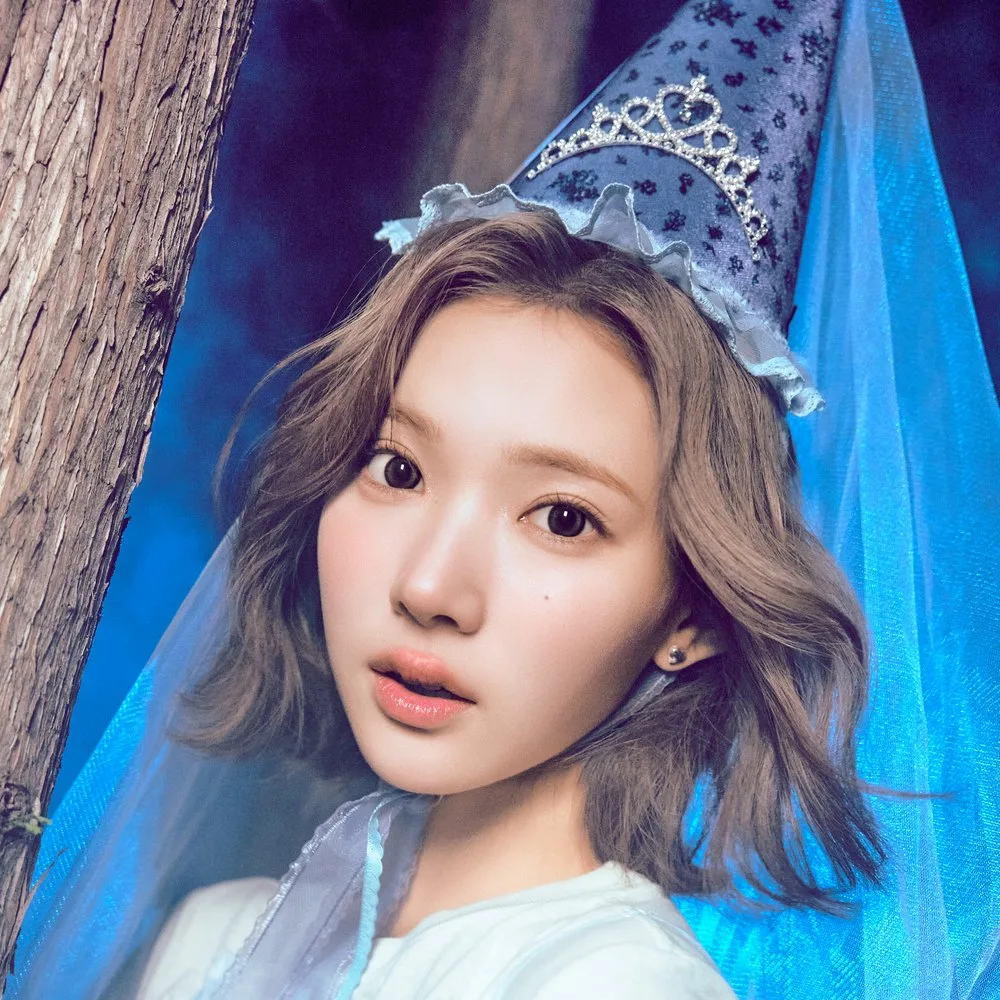 Jiwoo of Hearts2Hearts in the group's official profile photo