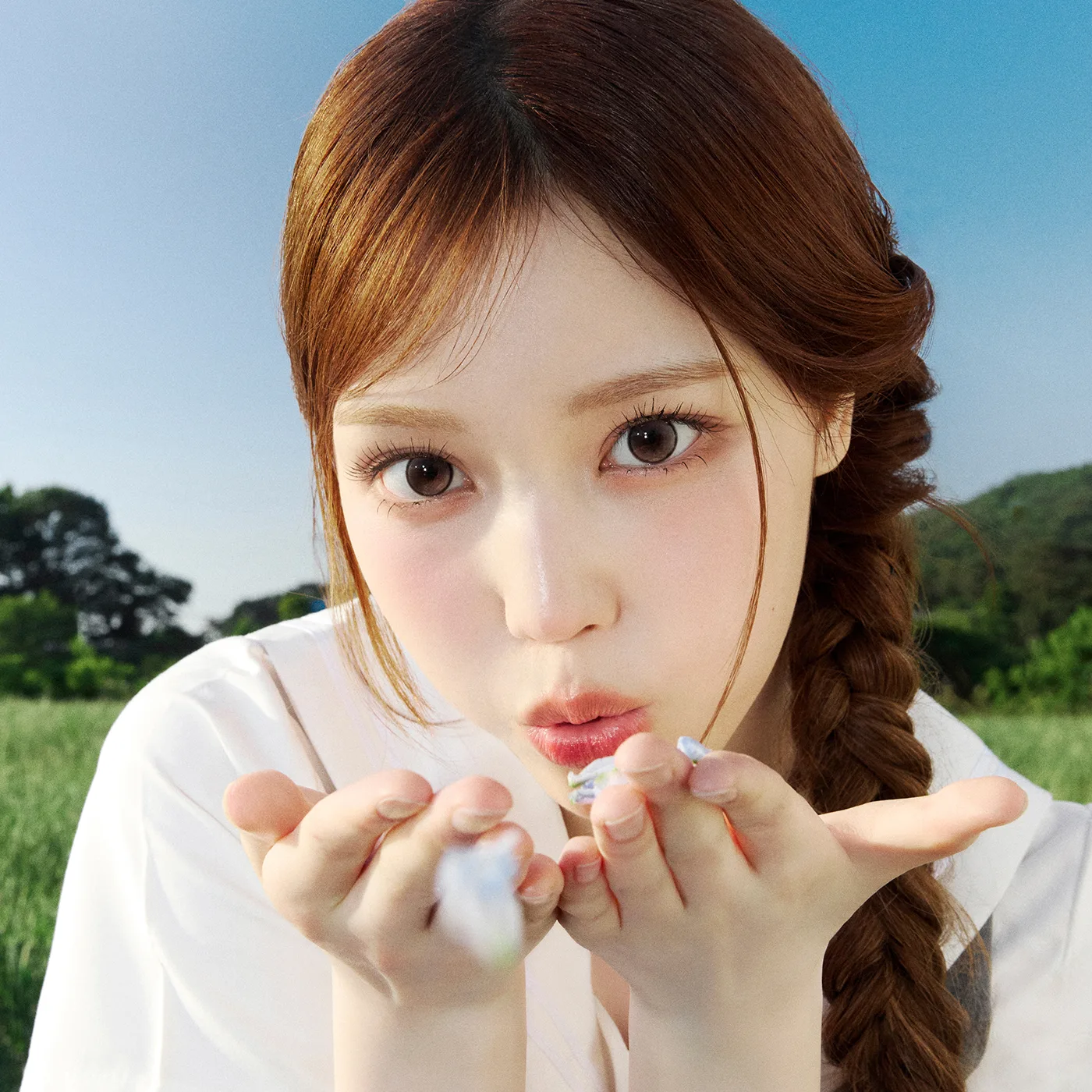 Jeong Saebi of izna in the group's official profile photo