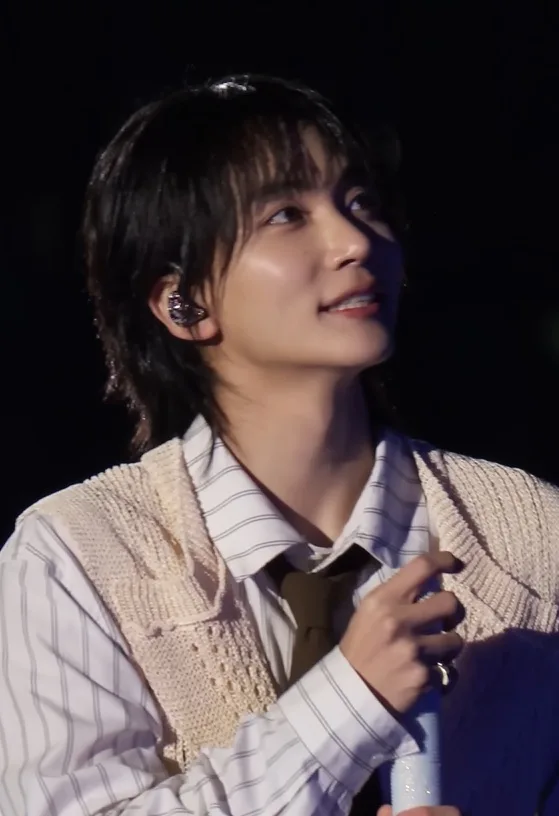 Jeonghan of SEVENTEEN at a public appearance