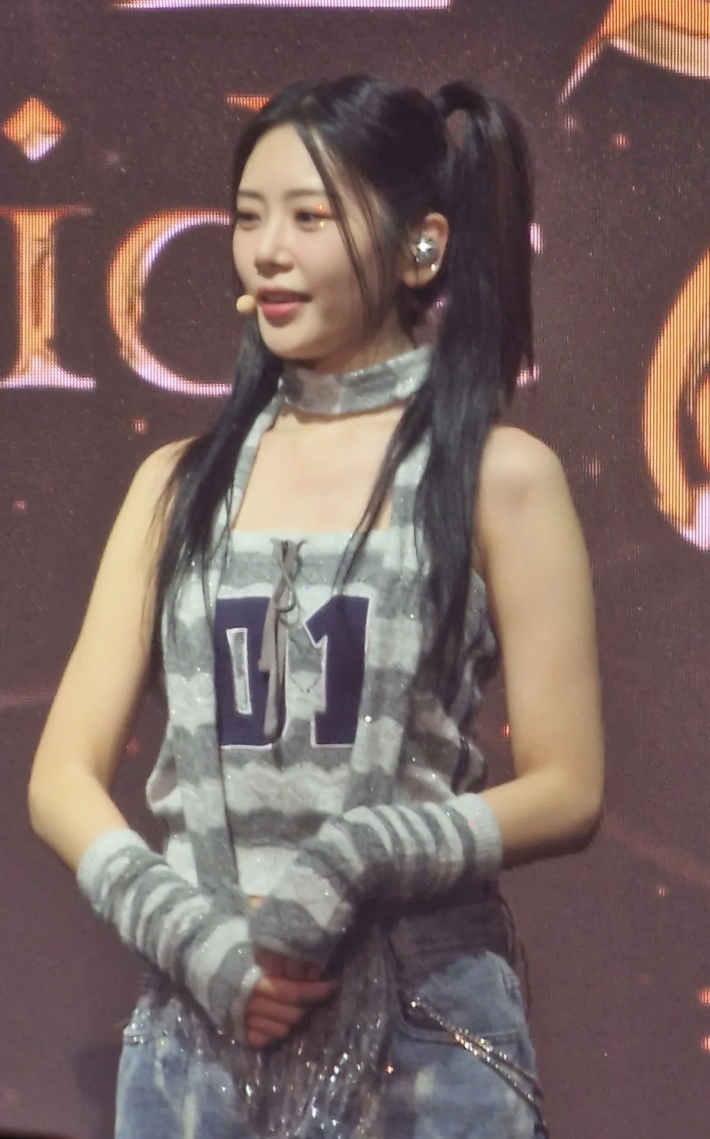 JiU performing with Dreamcatcher