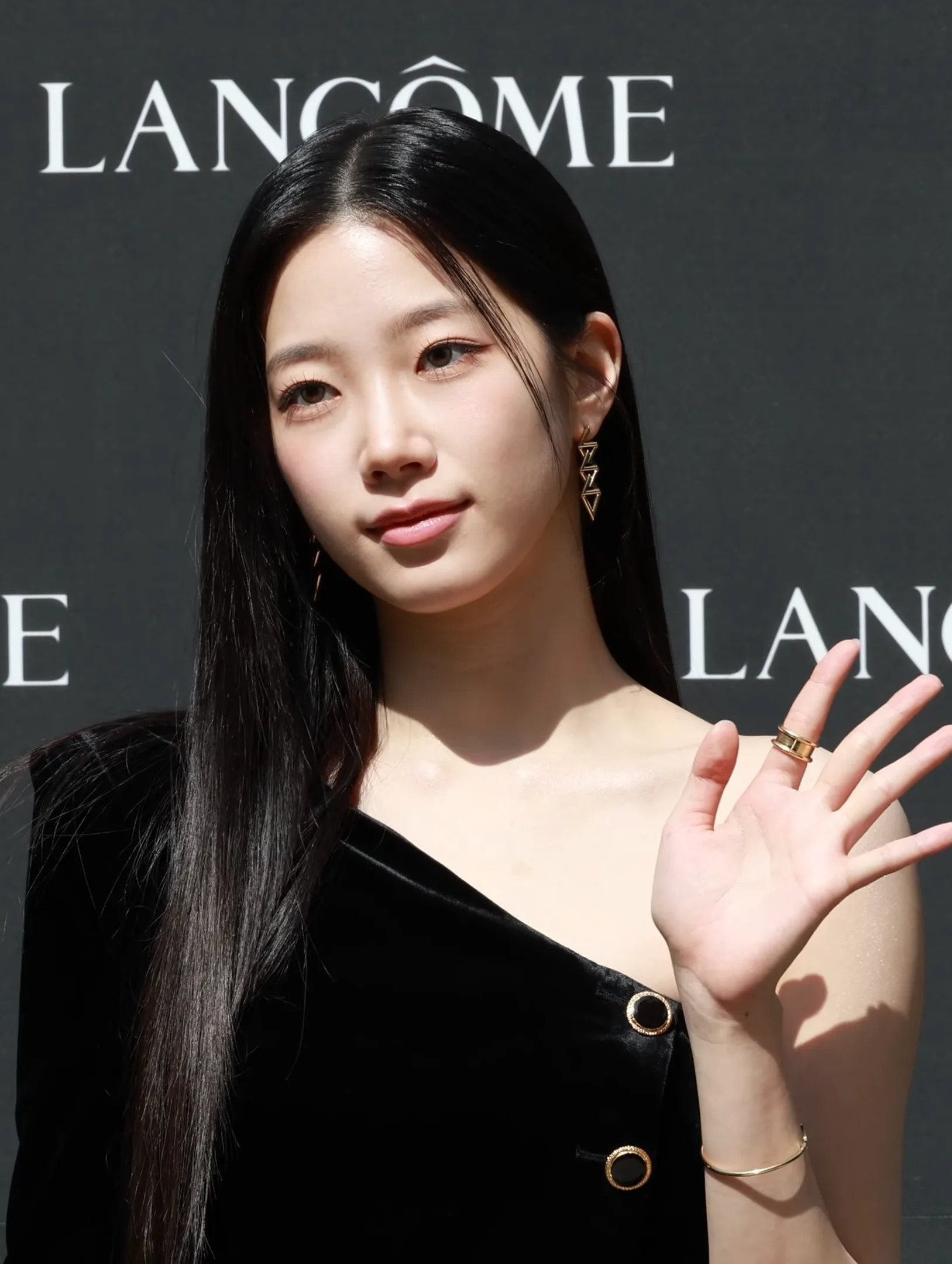 Kazuha of Le Sserafim at a Lancôme photocall in April 2024