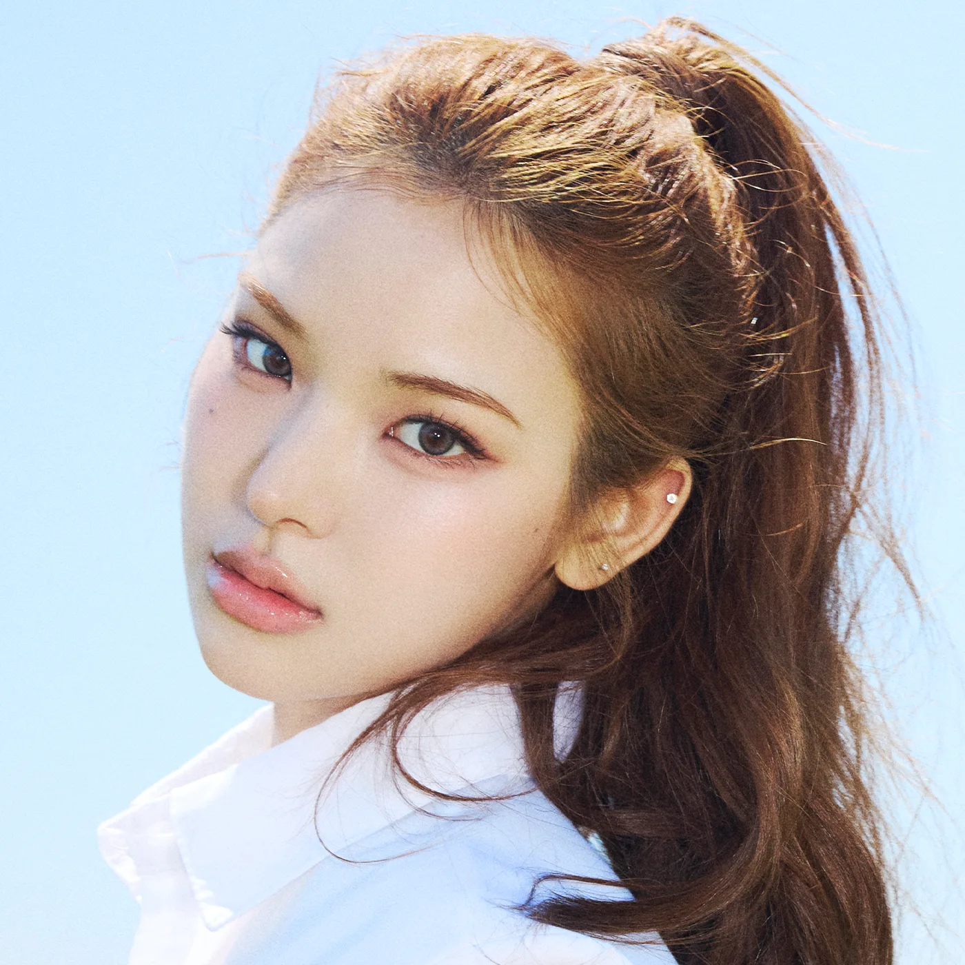 Mai of izna in the group's official profile photo