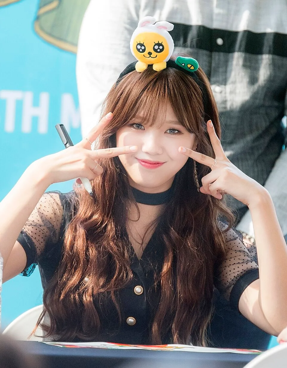 Mimi of Oh My Girl at a fan signing in May 2017
