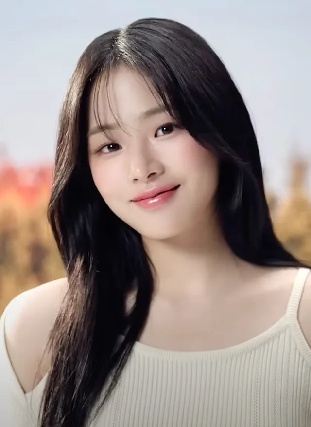 Minji of NewJeans in an Olens advertisement in 2024