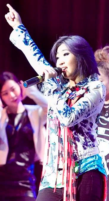 Minzy performing in Hanoi in November 2011
