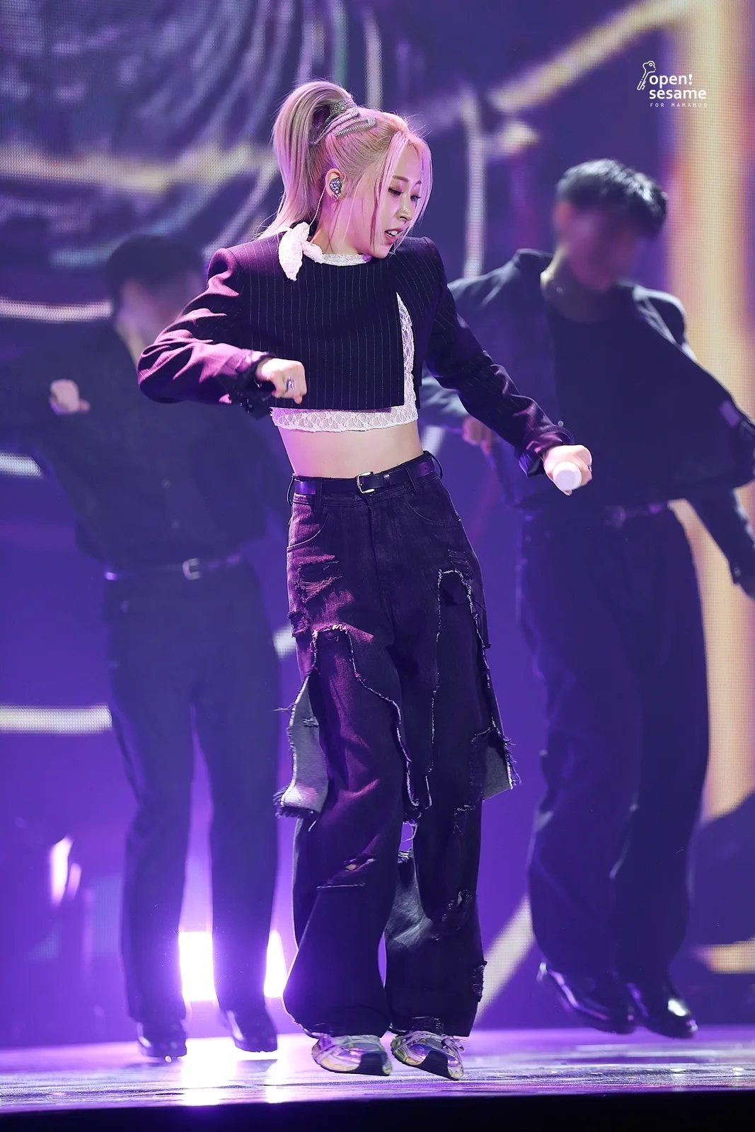 Moonbyul of MAMAMOO performing
