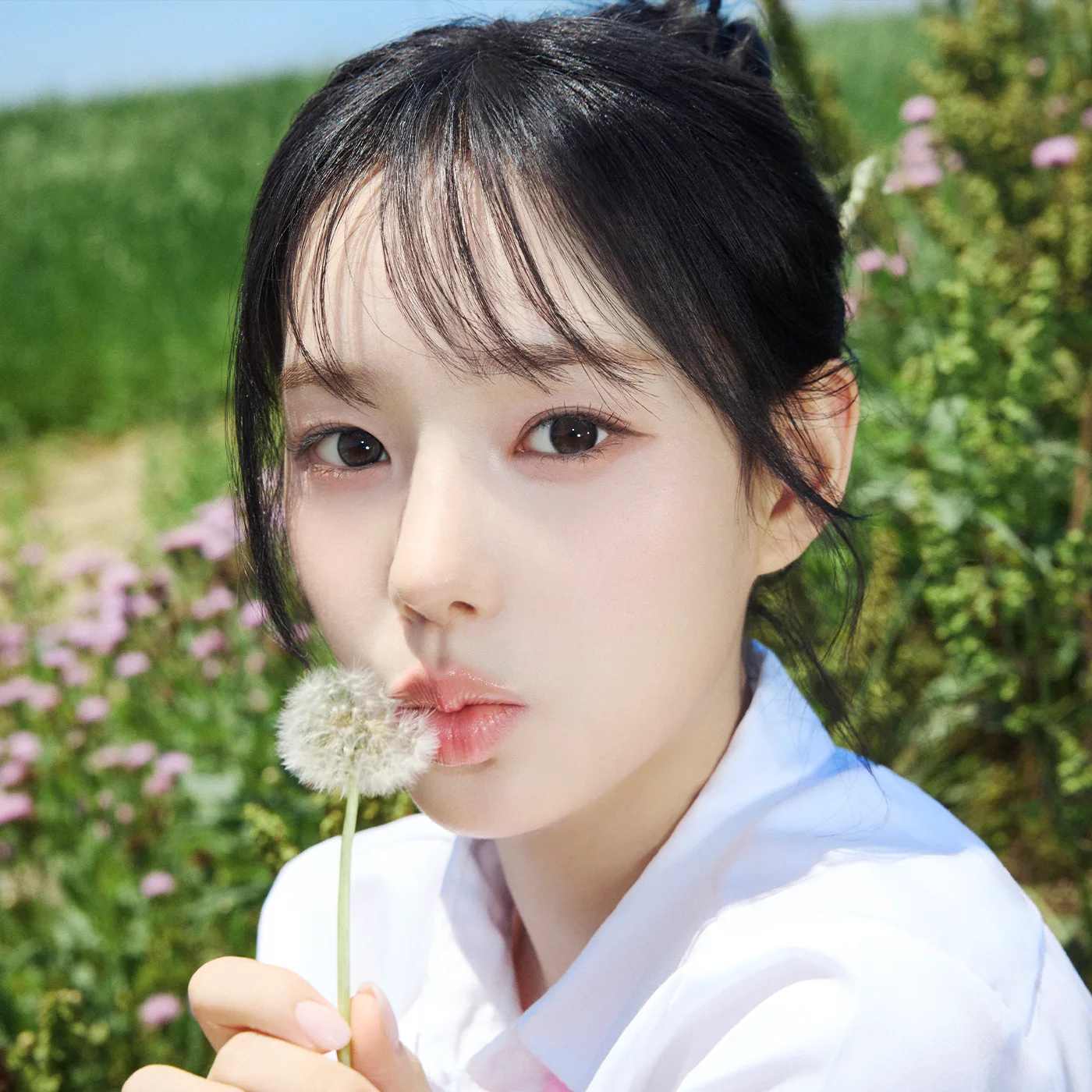 Ryu Sarang of izna in the group's official profile photo