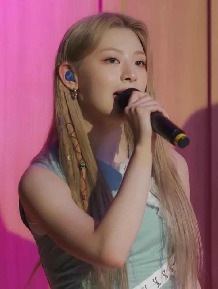 Seeun of STAYC performing "Beautiful Monster" for SBS Power FM, August 2022