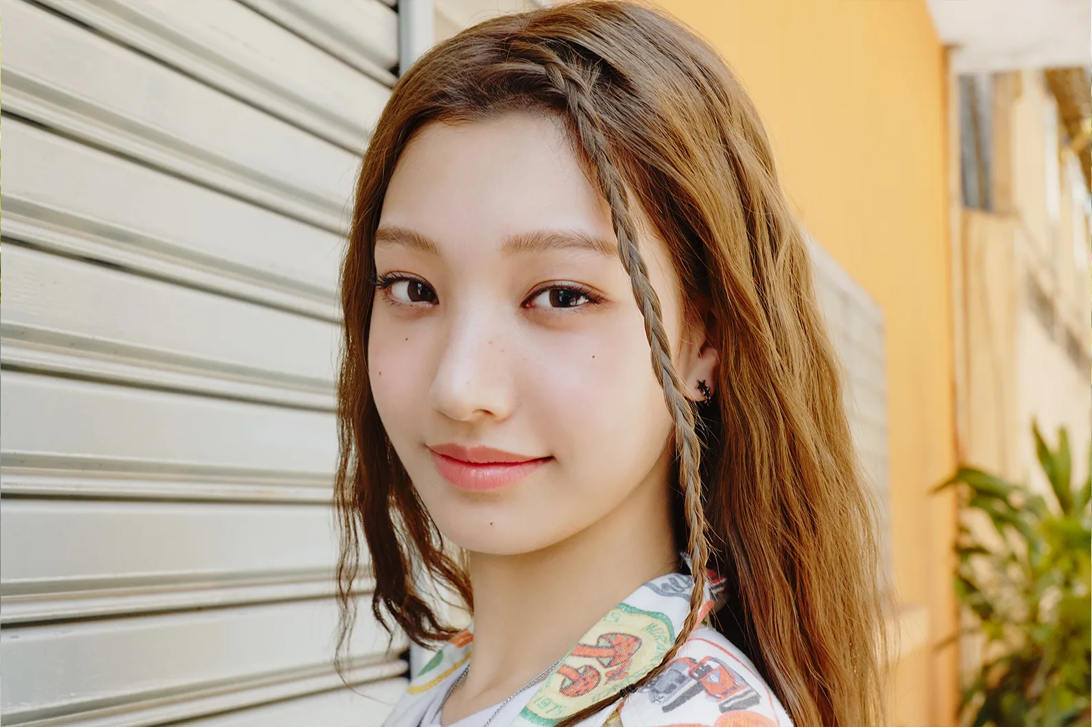 Seoyeon of TUIDE in the group's official profile photo