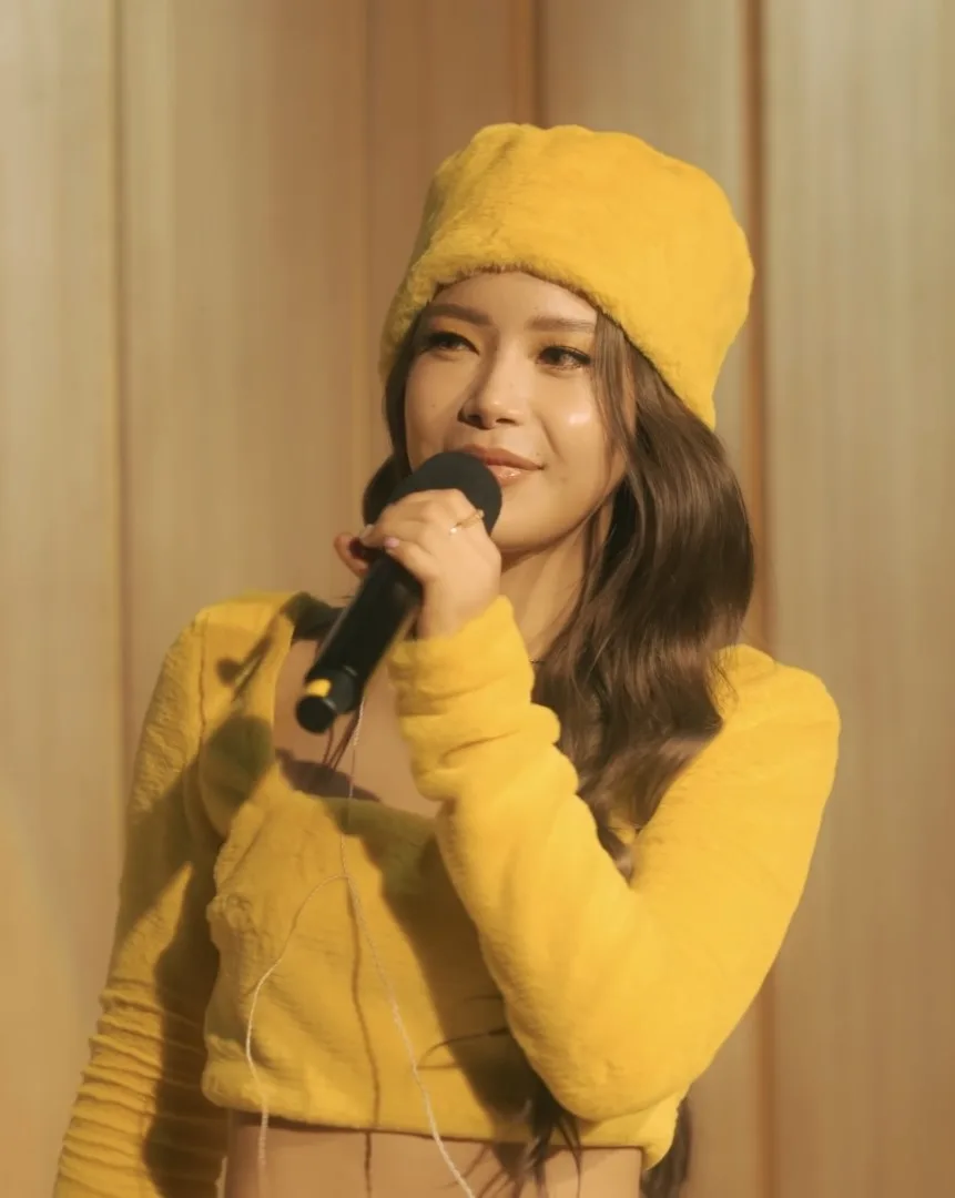 Solar of MAMAMOO performing