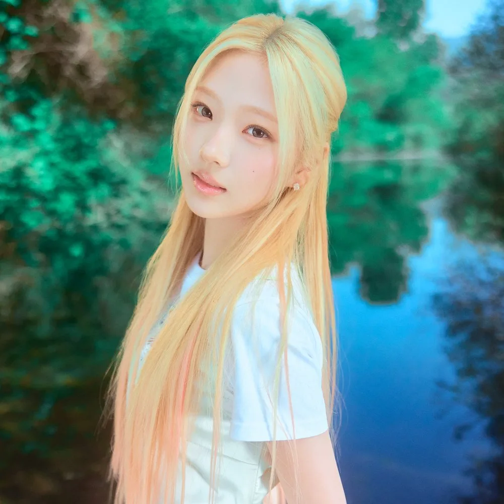 Stella of Hearts2Hearts in the group's official profile photo