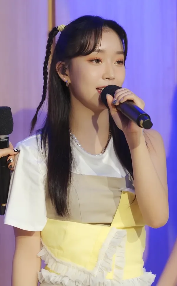 Sumin of STAYC performing "Beautiful Monster" for SBS Power FM, August 2022