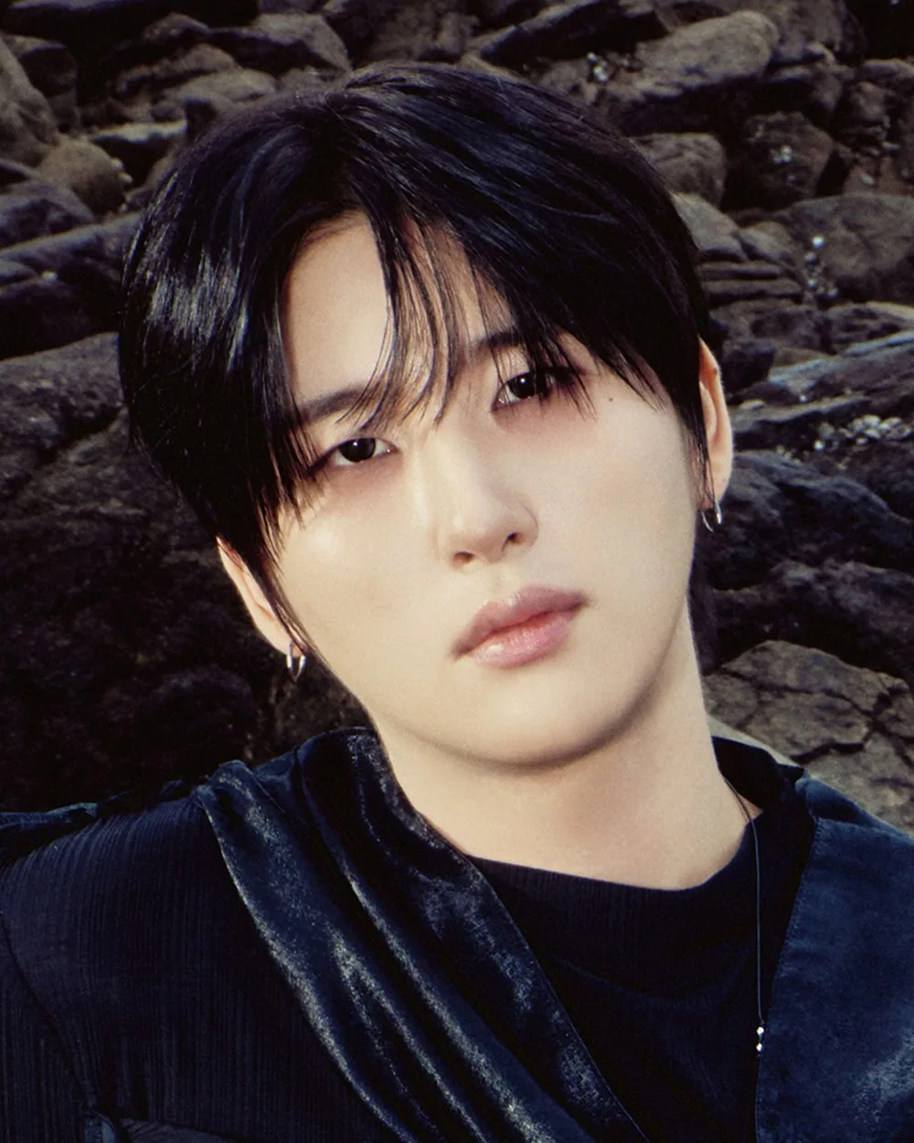 Woobin of CRAVITY in his official sonorous-era profile portrait