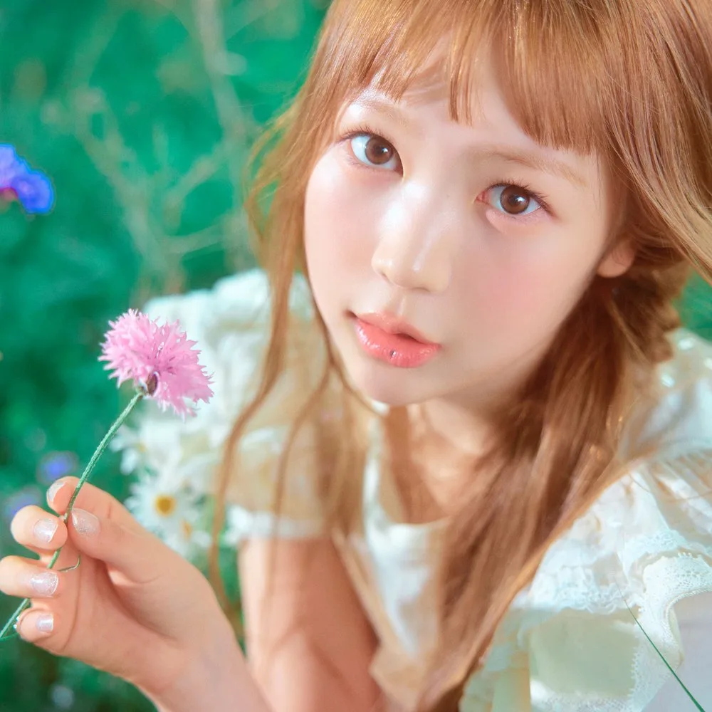Ye-on of Hearts2Hearts in the group's official profile photo